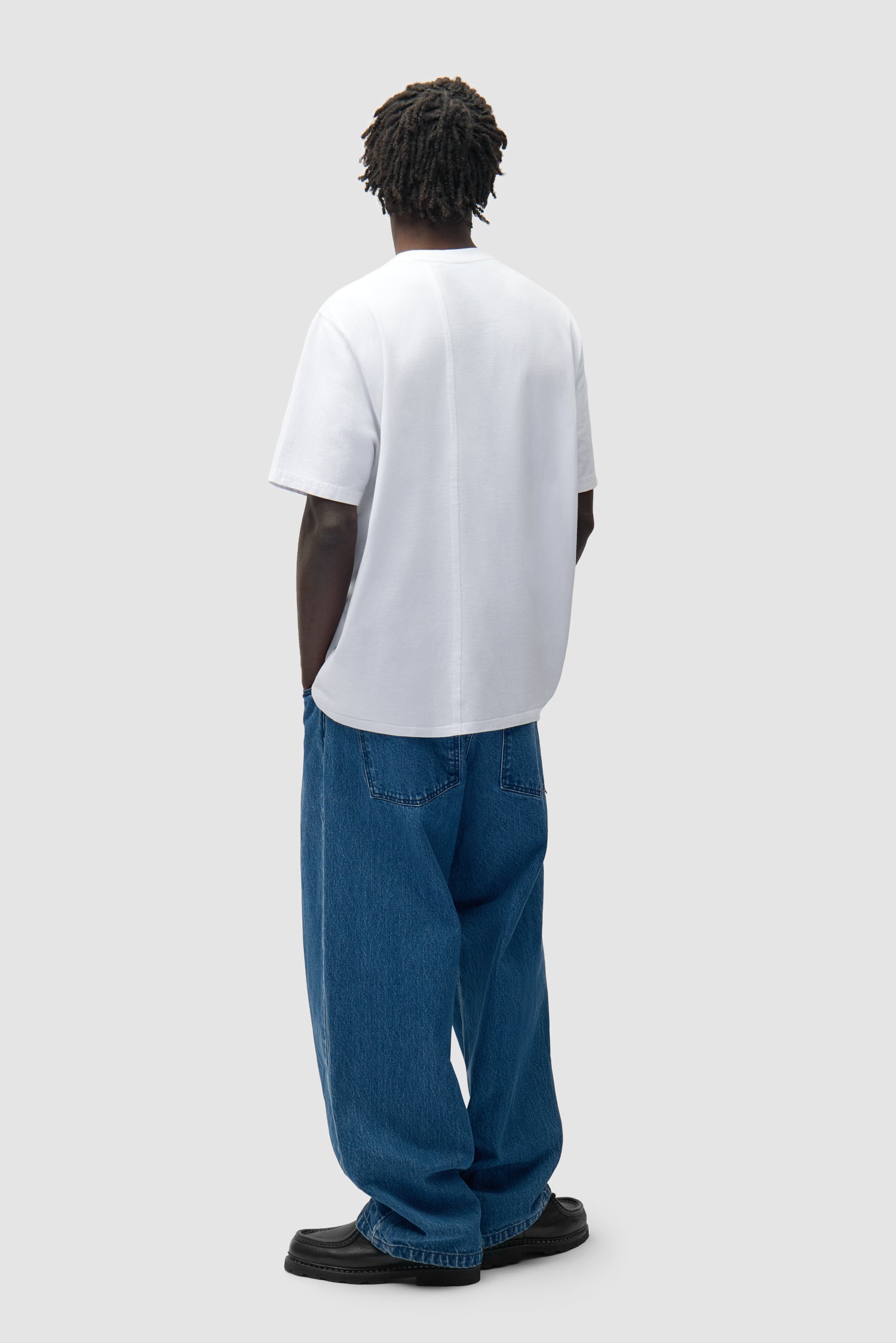 T-shirt photo blanc porté par un mannequin, vue arrière en pied