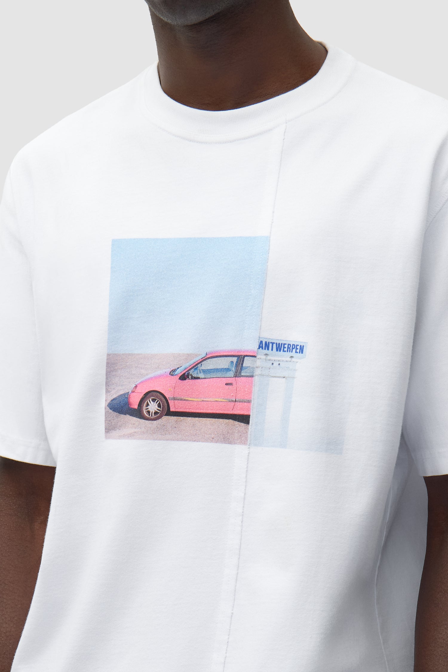 Vue détaillée du t-shirt photo blanc, avec logo