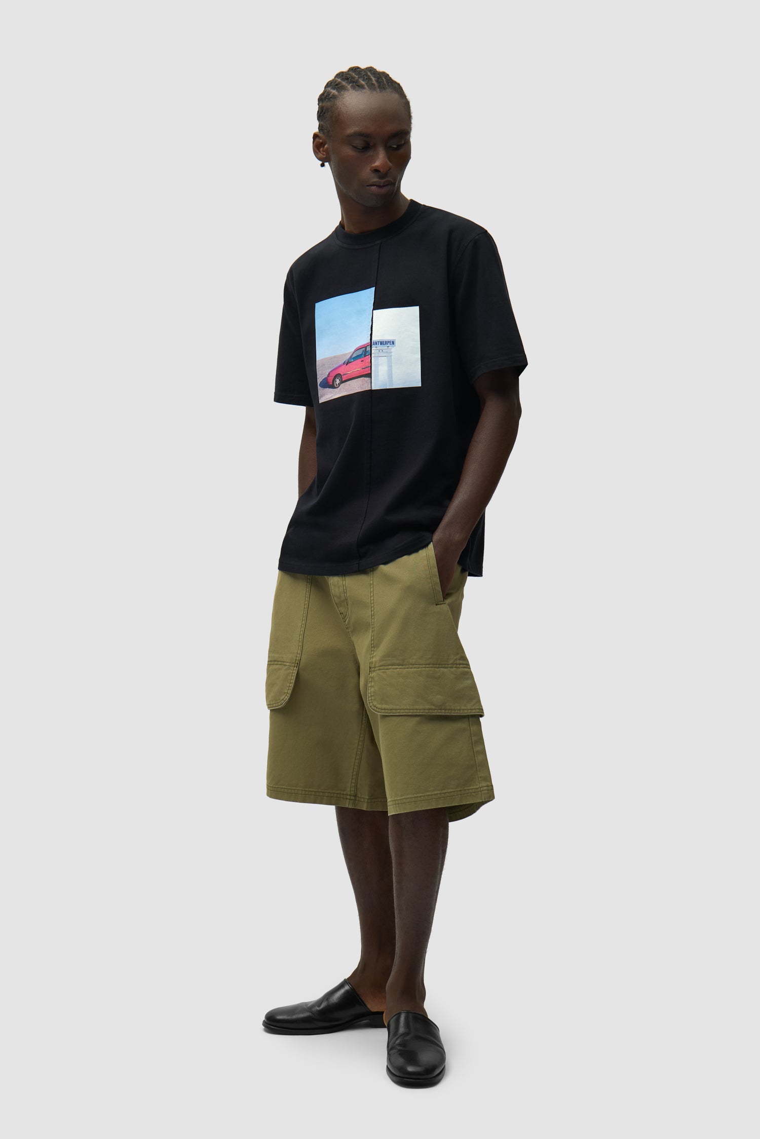 T-shirt photo noir porté par un mannequin, vue de profil en pied