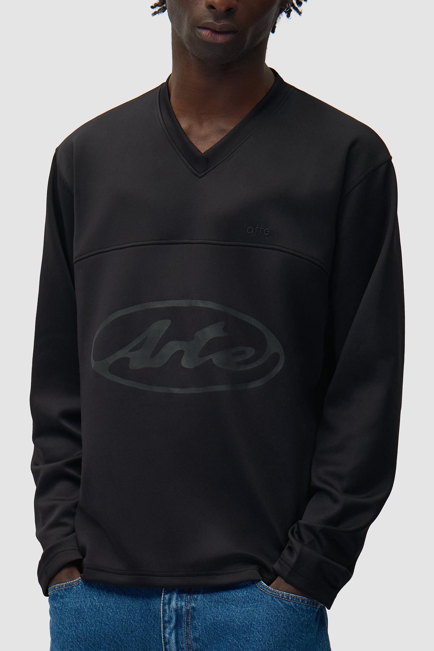 T-shirt à manches longues avec logo circulaire noir porté par un mannequin, vue de profil