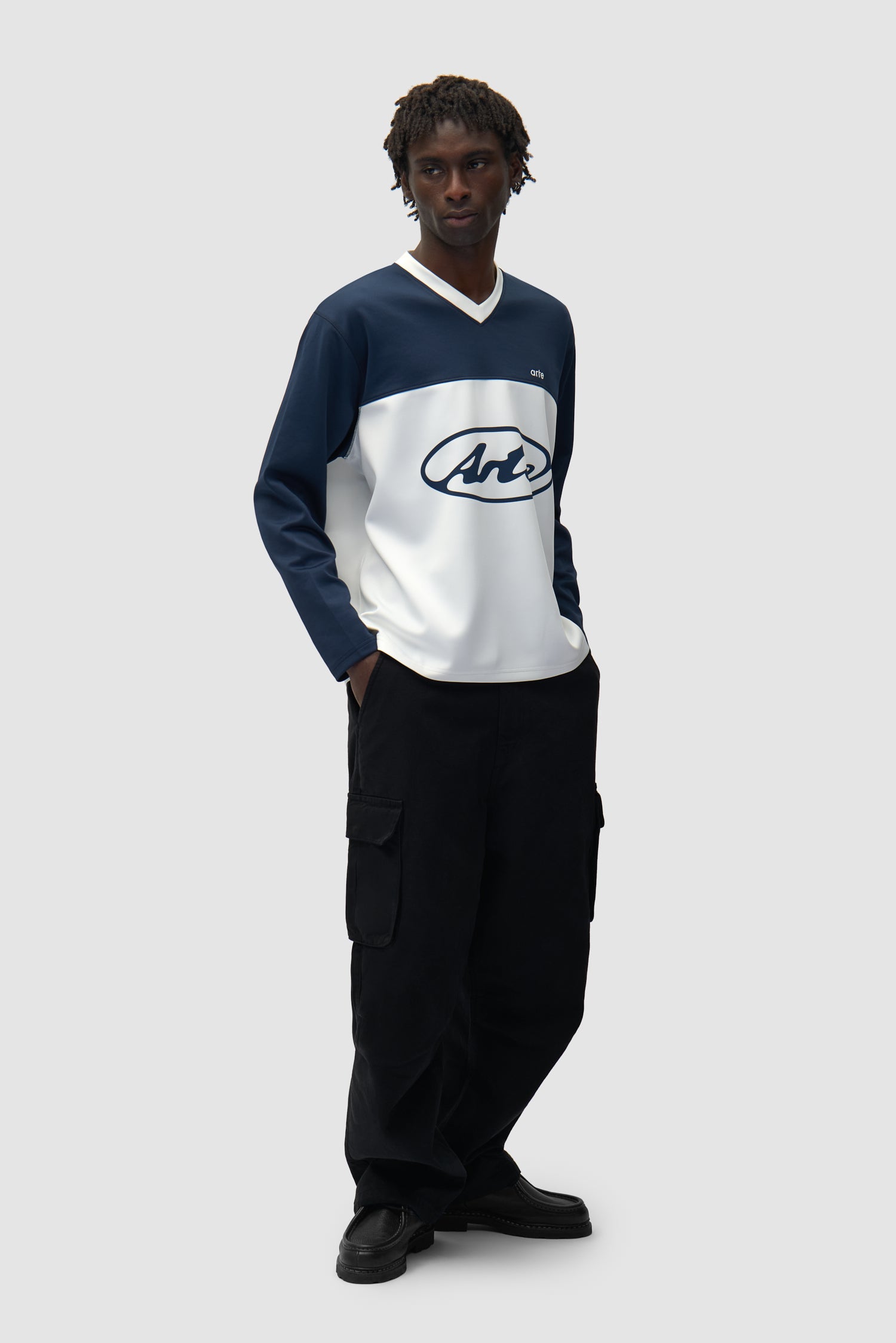 T-shirt à manches longues avec logo circulaire blanc/bleu marine porté par un mannequin, vue de face en pied