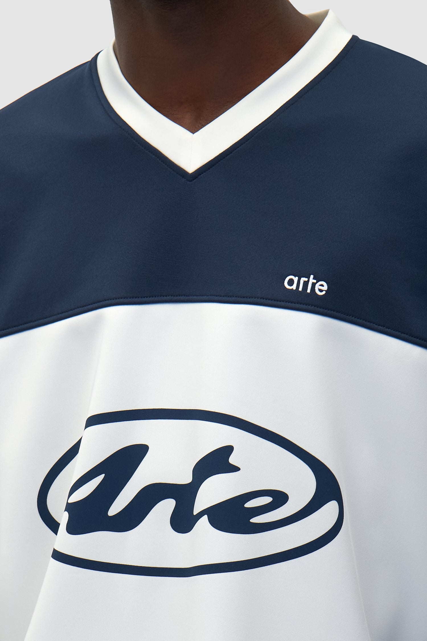 Vue détaillée du t-shirt à manches longues Circle Logo en blanc/bleu marine, avec logo